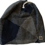 Warm, multifunctionele gebreide muts met zwart en grijze patronen voor buitenactiviteiten.