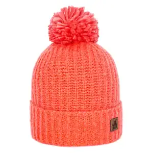 Warm roze gestrikte knit beanie met pompom voor buitenactiviteiten.