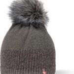 Warme grijze wollen muts met grote faux fur pompon voor outdoor activiteiten in de winter.