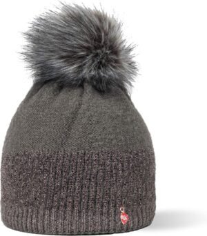Warme grijze wollen muts met grote faux fur pompon voor outdoor activiteiten in de winter.