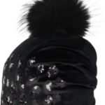 Warme zwarte wintermuts met pluche pompon en glitterdetails.