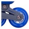 Hoge resolutie close-up van een blauw skatewiel en het onderstel van een skates, perfect voor outdoor activiteiten.