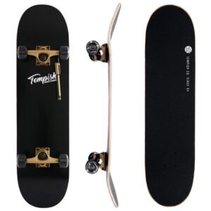 Krachtige skateboardset met zwarte grip en goudkleurige trucks voor buitenplezier.