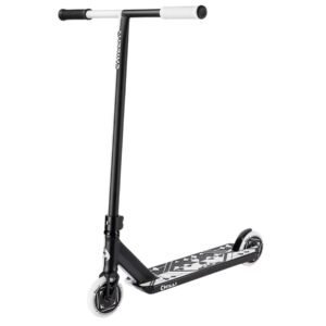 Silver en zwart skate en kick scooter voor buitenplezier.