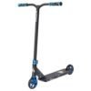 Kickscooter met blauwe details en black deck voor buitenplezier.