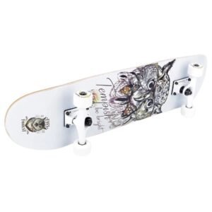 Skateboard met dierprint en illustratie van een uil en butterflies.