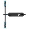 Skateboard met blauwe grip tape en zwarte deck voor buitenplezier.