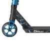 Blauwe kick scooter met zwarte en blauwe details, ideale buitenplezier voor kinderen.