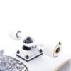 Ultiem skateboard pressing met witte trucks en wheels voor buitenplezier.