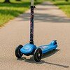 Scooter voor buiten spelen met drie wielen, ideaal voor kinderen op straat of in het park.