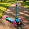 Leuk kinderen loopauto met pink en blauw, geschikt voor buitenritten.