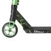 Lichtgroene en zwarte kick scooter met opvallende print van Chilli voor buitenplezier.