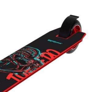 Kunststof skateboard met rood en zwart grafisch ontwerp en 360 graden draaiende wielen.