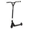 Robuuste zwarte kick scooter met witte details voor buitengebruik.