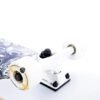 Zwarte skateboardwielen en witte trucks op een skateboard met blauwe grafische print.