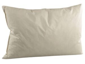 Linnen kussenhoes op wit kussen voor woonkamer of slaapkamer.