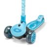 Blauwe driewieler skateboard met roze en zwarte details voor jonge kinderen.