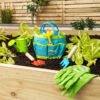 Klaar voor tuinieren speelgoed en gereedschap op een plantenbed.