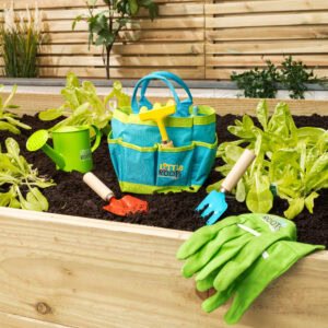 Klaar voor tuinieren speelgoed en gereedschap op een plantenbed.