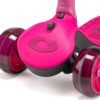 Kleurrijke roze kinderauto met grote wielen en bedieningsknoppen voor buitenplezier.