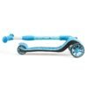Light blue kick scooter voor kinderen, inclusief grote wielen en antislip deck.