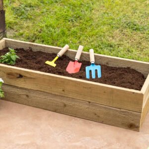 Kleurrijke tuingereedschap in een houten plantenbak voor tuinieren.