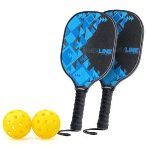 Twee pickleball paddle en twee gele pickleball ballen voor buiten spelen.