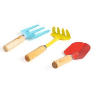 Kleine speelgoedtuigjes voor kinderen, waaronder een blauwe schep, gele hark en rode spade met houten handgrepen. Perfect voor zomerse tuinspellen.
