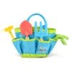 Kleine blauw en groen strandtas met speelgoed: schep, tuinhark en handschoenen voor buiten.