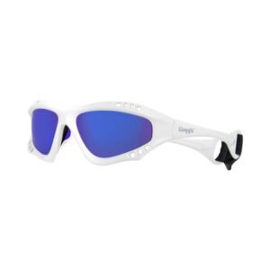 Sportieve kindersportbril met blauwe glazen voor buitenactiviteiten.