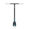 Scooter met zwarte en blauwe details voor buitenplezier en tricks.
