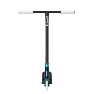 Scooter met zwarte en blauwe details voor buitenplezier en tricks.
