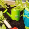 1. Groene tuinsproeier met "Little Roots" logo voor plantenverzorging.