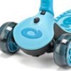 Kleine blauwe kinderscooter met grote wielen, ideaal voor buitenspelen.