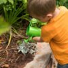 Emmer voor kinderen met water om tuinplanten te gieten in de tuin.