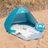 Zwemmer tent set op het strand voor een zomerse dag, ideaal voor ontspanning en bescherming tegen de zon.