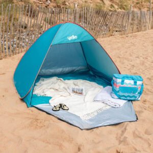 Zwemmer tent set op het strand voor een zomerse dag, ideaal voor ontspanning en bescherming tegen de zon.