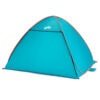 Kleurrijke kampeer tent voor buitenavonturen en kamperen in de tuin.