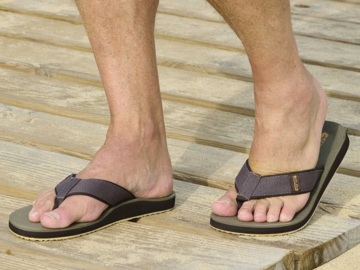 Cool Shoe Corp. Log slipper Kaki gedragen op houten dek bij zwembad