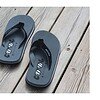 Cool Shoe Corp. Original Coal slippers op houten dek – stijlvol en zomers sfeerbeeld