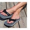 Cool Shoe Corp. Original Coal slippers gedragen door man – comfortabel zomers schoeisel
