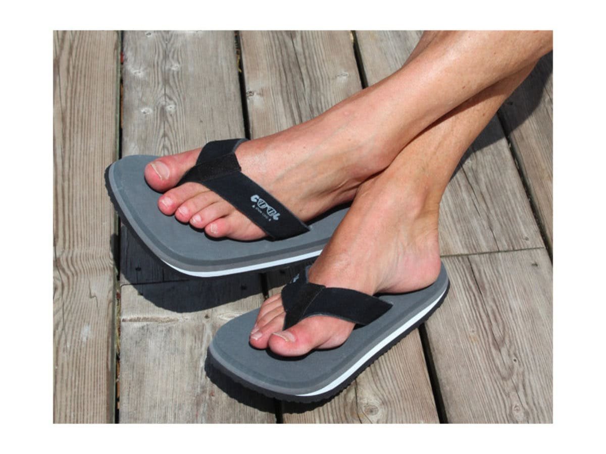 Cool Shoe Corp. Original Coal slippers gedragen door man – comfortabel zomers schoeisel