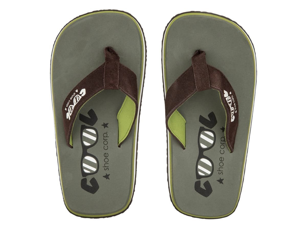 Cool Shoe Corp. Original Kaki herenslippers – bovenaanzicht van beide slippers op witte achtergrond