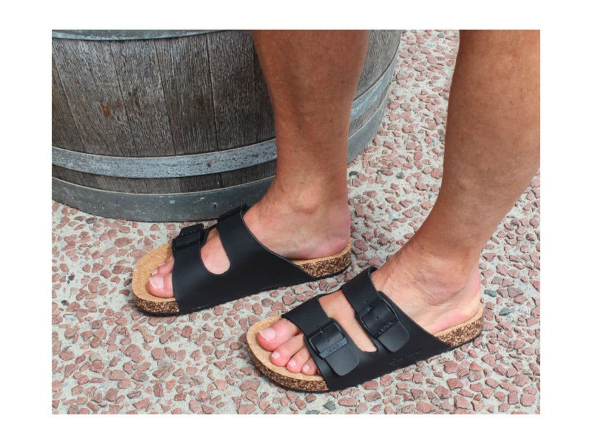 Stijlvolle heren sandalen van Cool Shoe Corp. gedragen op zomerse dag – Cork Black