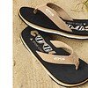 Stijlvolle heren sandalen van Cool Shoe Corp. op het strand – O.S.3 TOBACCO