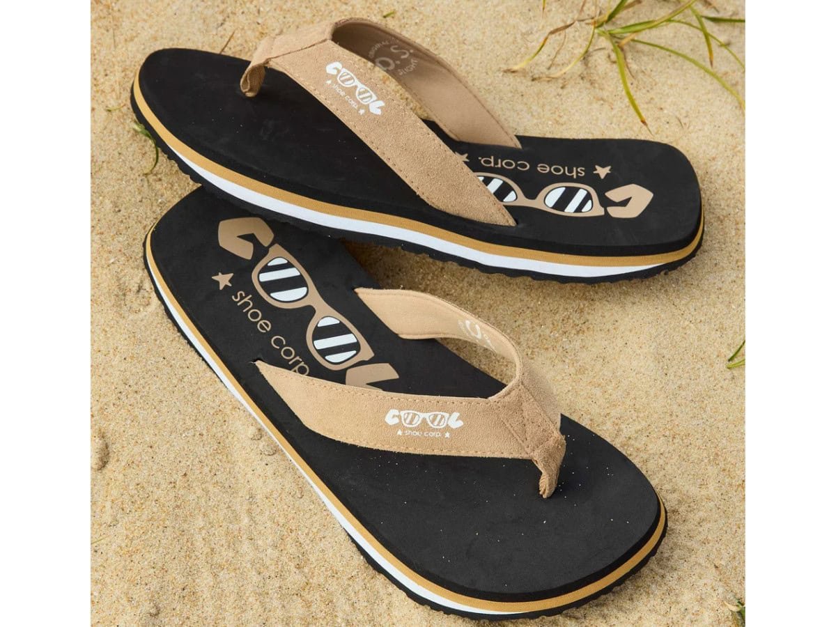 Stijlvolle heren sandalen van Cool Shoe Corp. op het strand – O.S.3 TOBACCO