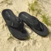 Cool Shoe Corp. Log Heren Slipper Black met anatomisch voetbed p[ het strand