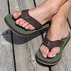 Sandalen voor buitengebruik op houten terras, comfortabele en stijlvolle slippers voor wandelen en ontspanning.