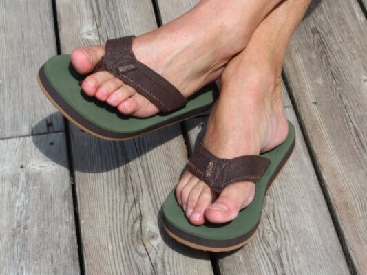 Sandalen voor buitengebruik op houten terras, comfortabele en stijlvolle slippers voor wandelen en ontspanning.
