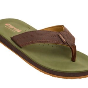 Cool Shoe Corp. Cloud Khaki slippers – ergonomisch gevormde heren slippers in khaki met brede zwarte bandjes, schuin vooraanzicht